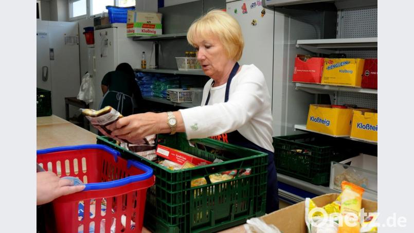 Lebensmittel-Ausgabe in der Amberger Tafel. Auch diese Einrichtung erfährt viel Zulauf – ein Zeichen, dass Armut weiter viel verbreitet ist, als gemeinhin gedacht. (Symbolbild) Bild: Stephan Huber