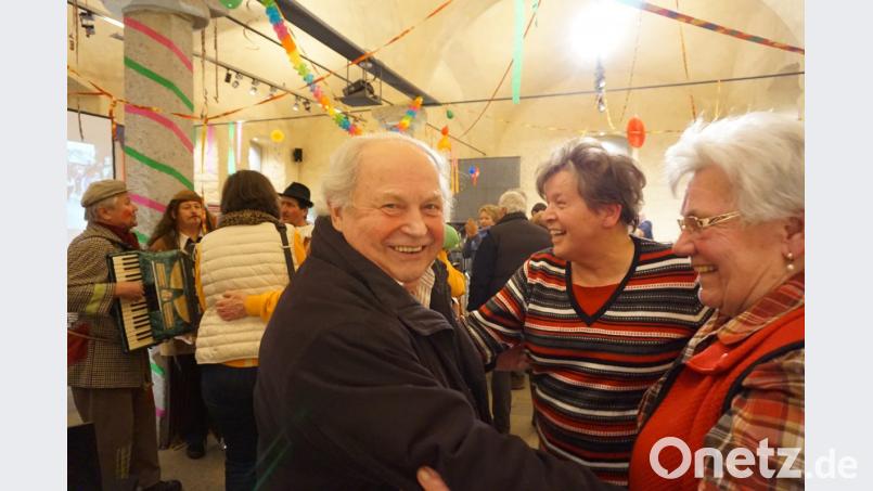 In bester Laune, Altbürgermeister Hans Wirnshofer (links im Vordergrund) in Weiding. Im Hintergrund die südböhmischne Musikanten, die nach der Schlachtschüssel nochmal in der Gewölbehalle aufspielen,. Bild: eib