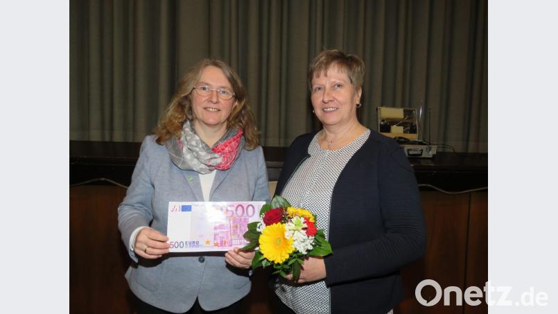 Kreisbäuerin Irmgard Zintl überreichte an Heimleiterin Hannelore Haberzett (von links) den symbolischen Scheck in Höhe von 500 Euro. Dafür bekam Zintl einen netten Blumengruß aus Windischeschenbach. Bild: ubb