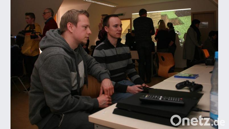 Jonas Lutz (vorne links) ergänzte das Fach-Trio der Sozialpädagogen. Bild: wro