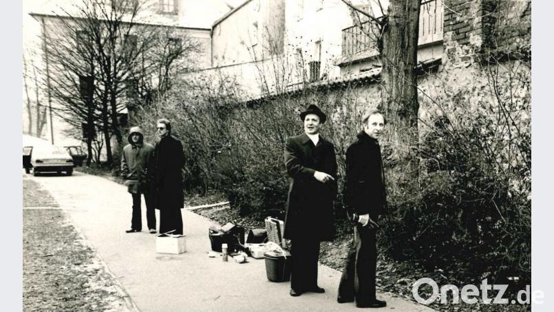 Am 21. März 1980 macht sich Oberstaatsanwalt Klaus Pfannschmidt (Zweiter von rechts) ein erstes Bild vom Tatort. Hauptkommissar Josef Lettl (rechts) zeigt ihm die Stelle, an der die 38-jährige Gertrud Kalweit ermordet worden ist. Archivbild: Richard Heider
