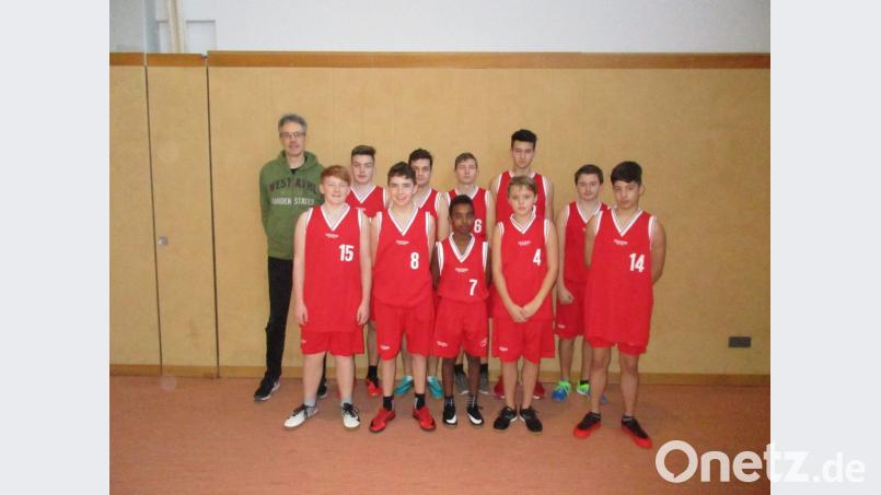 Die Basketballer der Mittelschule Tirschenreuth mit Lehrer Roland Meier. Bild: exb