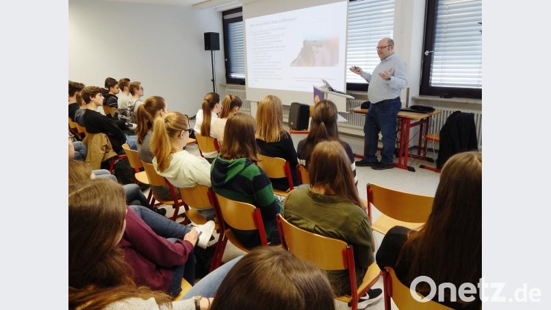 Über das amerikanische Waffengesetz spricht Historiker Markus Hünemörder vor Schülern der Oberstufe. Bild: Andreas Fröhlich/exb