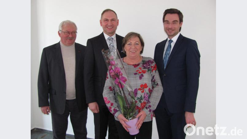 Bürgermeister Richard Kammerer (Zweiter von links) feiert mit der Rathausbelegschaft seinen Einstand. Er dankt Stellvertreterin Rita Steiner für die Führung der Amtsgeschäfts bis zu seiner Wahl. Vorgänger Stephan Oetzinger (rechts) und Altbürgermeister Josef Wittmann (links) wünschen ihm eine lange Amtszeit. Bild: sei