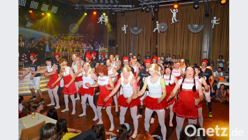 Die Masse an Fußballern reißt das Publikum beim sensationellen Auftritt unter dem Motto "Super Bowl" zu schrillen Begeisterungsrufen und fortwährendem Beifall hin. Bild: fjo