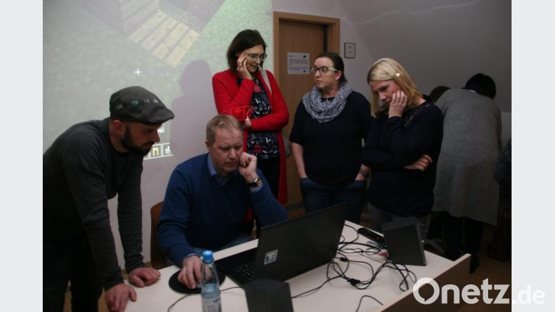 Im Jugendmedienzentrum T1 konnten gut eine Stunde lang eine Auswahl der am Markt aktuellen Spiele ausprobiert werden. Fragen beantwortete auch der Leiter des Jugendzentrums, Philipp Reich (links). Bild: wro