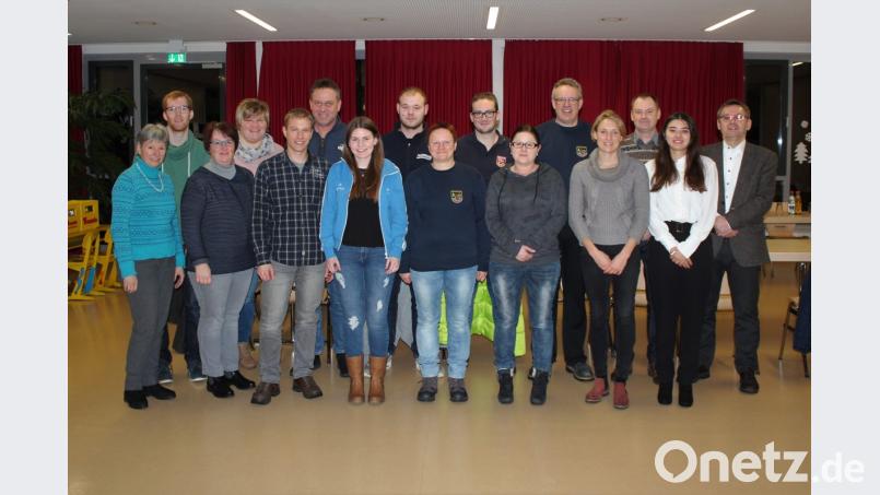 Die Vertreter der Vereine und Gruppierungen, die ihre Fördergelder von Bürgermeister Josef Gilch (rechts) in Empfang nehmen dürfen. Darüber freuen sich auch Jugendbeauftragter Erich Meidinger (Dritter von rechts) und Claudia Mai vom Kreisjugendring (Vierte von rechts). Bild: wec