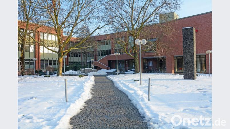 Ein besonderes Licht fällt derzeit auf das Neue Rathaus: Die Entwicklung hat das Raumkonzept aus den 70er Jahren überholt. Es fehlen massiv Büroarbeitsplätze. Bild: Gabi Schönberger