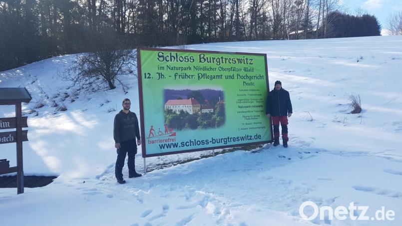 Eine große Tafel weist am Ortseingang von Burgtreswitz auf die Veranstaltungen 2019 im Schloss hin. Bild: gi