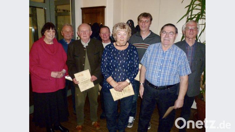 Ehrungen gab es in der Jahreshauptversammlung der Amberger Tafel für zehnjährige ehrenamtliche Mitarbeit. Von links 2. Vorsitzende Irmgard Buschhausen , Peter Werner, Manfred Witt, Hartmut Kusikowski, Marianne Deichl, Harald Stanek, Ludwig Birgmann und 1. Vorsitzender Bernhard Saurenbach. Bild: usc