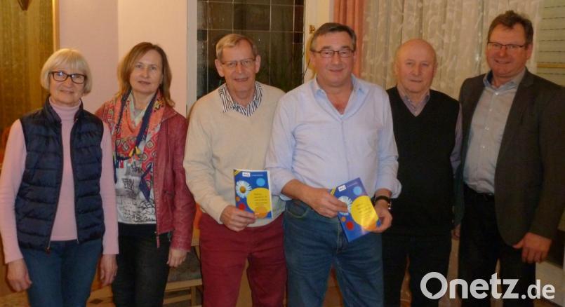 Zweite Bürgermeisterin Christa Zapf (links) und der Niedermuracher Bürgermeister Martin Prey (rechts) gratulierten dem VBW-Vorstandsteam mit Beisitzer Karl Roßmann (ab Zweiter von rechts), Vorsitzenden Michael Hösl, Stellvertreter Arwid Krauß und Schriftführerin Gertraud Portner (nicht im Bild Kassier Wilhelm Narnhammer). Bild: Portner