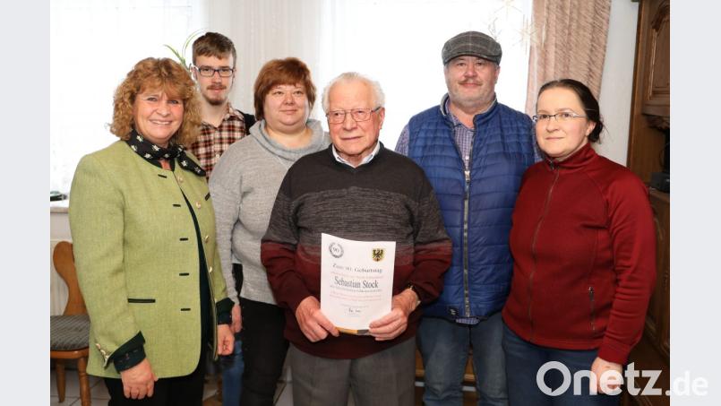 Seinen 90. Geburtstag feiert Sebastian Stock (Dritter von rechts) in Pfaben. Dritte Bürgermeisterin Sonja Heindl (links) gratulierte und wünschte ihm weiterhin besonders viel Gesundheit. Mit auf dem Bild (von links) Enkel Felix, Tochter Luise und Sohn Franz mit Ehefrau Susanne. Bild: njn