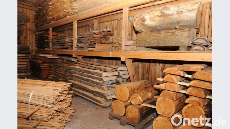 Diverse Holzsorten warten im umfangreichen Lager auf ihre Weiterverarbeitung zu Sitzgruppen und Blumentrögen. Bild: ge