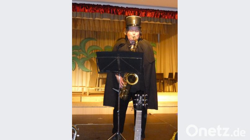 Johanna Rubenbauer spielt als Saxophonsolistin „The pink Panther“. Bild: is