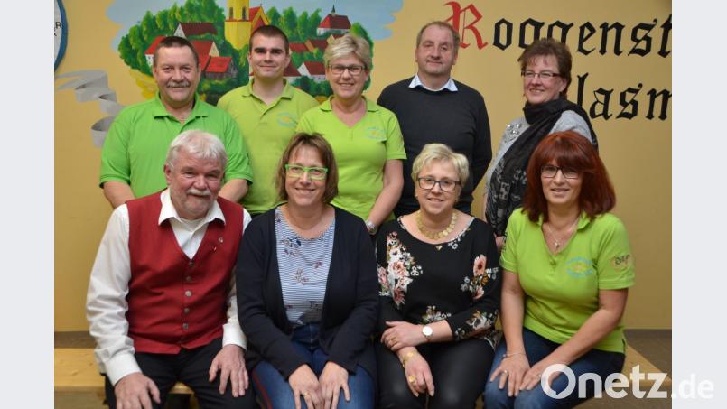 Ferdinand K. Münch (vorne, links) übernimmt erneut den Vorsitz bei der Jugendkapelle Roggenstein. Er findet bei dieser Arbeit Entspannung und Genuss gleichermaßen. Renate Kellner, Andrea Bayer und Inge Wolfrath (vorne, von links) unterstützen ihn nach Kräften. Bild: dob