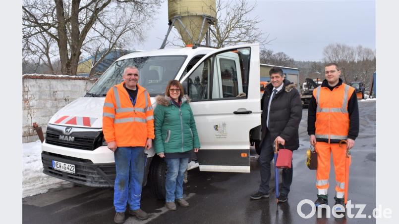 Das neue Fahrzeug für die Stadtgärtnerei ist am Start. Bürgermeister Edgar Knobloch (Zweiter von rechts) drehte schon eine Runde. Von links Markus Kneißl, Katrin van den Heuvel sowie Christoph Plohmann. Bild: rgr