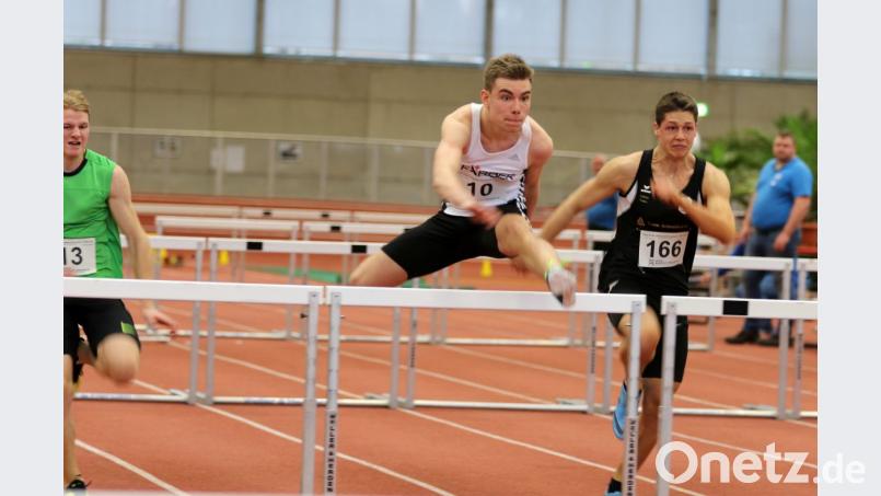 Laurenz Schmid (Mitte) vom TV Amberg war der Schnellste bei der Bayerischen Meisterschaft über 60 Meter Hürden. Bild: Kiefner