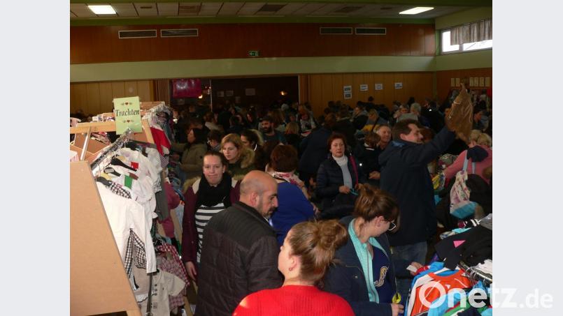 Es herrscht großes Gedränge beim Frühjahrs- und Sommerbasar des Marienkäferteams im Naabtalhaus. Bild: mh