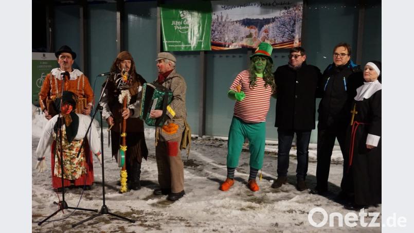 Als es rund ging, ließen sich Vizeregionschef Pavel Hroch (3.v.r.) und der Oberpfälzer Regierungsvizepräsident Christoph Reichert (2.v.r.) nicht zweimal bitten, sich bei den Musikanten einzureihen. Bild: eib