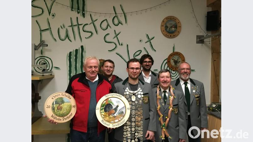 Der Schützenverein Hüttstadl-St. Veit feiert seine Erfolge: Vorsitzender Mario Bauer (Dritter von rechts) Willi Pscherer (von links), Michael Weinert und Michael Sendbühler sowie Holger Hüttner (von rechts) und Helmut Weberbauer. Bild: gis
