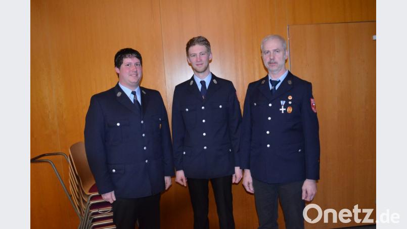 Matthias Stangl (Mitte) ist neuer Jugendwart. Kommandant Michael Hammer (links) und Vorsitzender Reinhard Ach (rechts) danken ihm für sein Engagement. Bild: fz