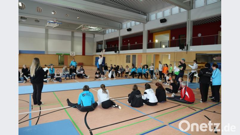 Mit dem Gau-Kinderturnfest steht am 5. Mai ein sportlicher Großereignis auf dem Programm. Die Trainer und Kampfrichter haben sich darauf eingehend vorbereitet. Bei einem Vorbereitungslehrgang in der Schulsporthalle durften die Erbendorfer Turnerkinder dabei die verschiedenen Übungen vorführen. Bild: rw