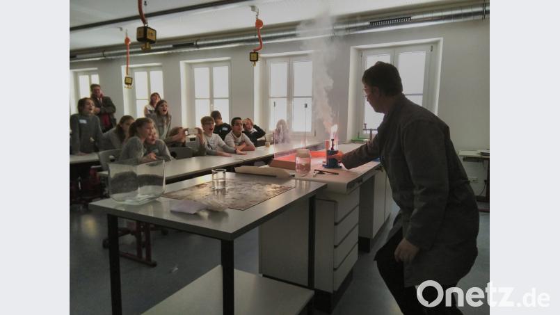 Die Chemie-Experimente mit Wolfgang Schmidt faszinieren die Schüler. Bild: mma