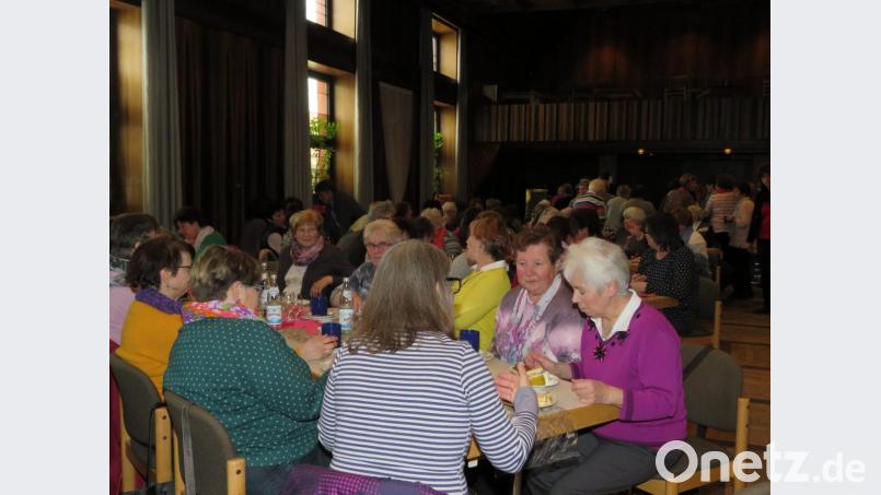 An den Tischen wurde angeregt geplaudert. Bild: ubb