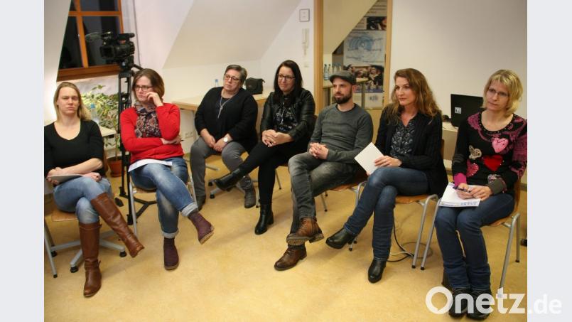 Die Podiumsdiskussion wurde von Cirta Rosbach (Zweite von rechts) geleitet. Unterstützt wurde die Medienpädagogin dabei von Philipp Reich (Dritter von rechts), der die Einrichtung führt. Bild: wro