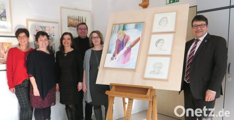 Christina Schwarzfischer, Sigrid Götzer, Christina Kostka, Peter Gaschler, Stephanie Staudenmayer und Bürgermeister Thomas Falter (von links) ziehen für das Mehrgenerationenhaus eine positive Bilanz. Bild: Hirsch