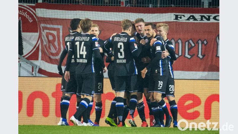 Jubeltraube nach Fabian Klos&#039; 1:0 für Arminia Bielefeld. Bild: Jahn Regensburg