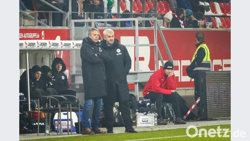 Das Bielefelder Trainerteam mit Uwe Neuhaus (links) kann zufrieden sein. Bild: Jahn Regensburg