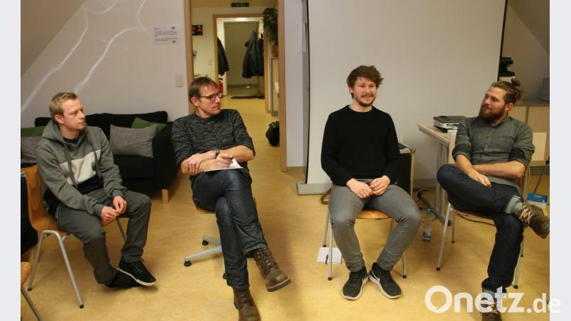 Kompetente Ansprechpartner in der Diskussionsrunde waren (von rechts) die Regensburger Sozialpädagogen Johannes Betz, Maximilian Seeberger und (links) Jonas Lutz. Bild: wro