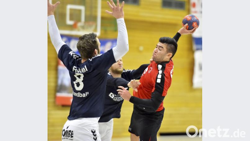 Rückkehrer Jason Mignon vom HC Sulzbach (rechts) setzt sich kraftvoll trotz zweifacher Behinderung durch. Bild: Ziegler