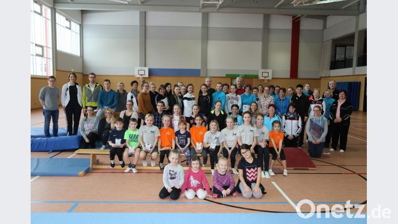 Mit dem Gau-Kinderturnfest steht am 5. Mai ein sportlicher Großereignis auf dem Programm. Die Trainer und Kampfrichter haben sich darauf eingehend vorbereitet. Bei einem Vorbereitungslehrgang in der Schulsporthalle durften die Erbendorfer Turnerkinder dabei die verschiedenen Übungen vorführen. Bild: rw
