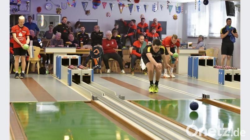 In den Eröffnungspaarungen standen für FEB Amberg Florian Möhrlein (560 Holz) und Matthias Hüttner (617 Holz) mit den Zwickauern Patrick Hirsch (598 Holz) und Florian Forster (595 Holz) auf den Bahnen (von rechts).
Bild: Ziegler Bild: Ziegler