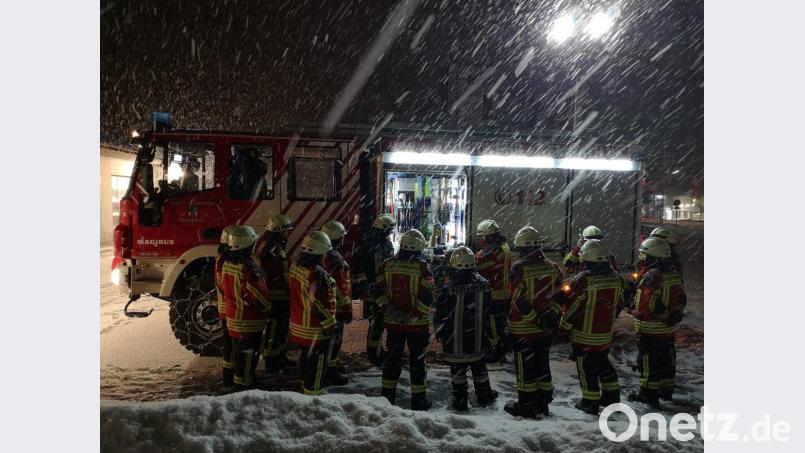 Trotz Schneefall und frostigen Temperaturen nehmen 30 Floriansjünger an der Übung teil. Die praktische Durchführung findet an mehreren Stationen in geteilten Gruppen statt. Bild: mde