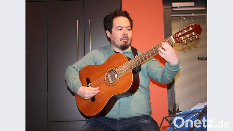 Mit Liedern und Gitarrenmusik begleitete Sunyata Kobayashi die Gedichtvorträge in der Marktsmühle. Bild: lg