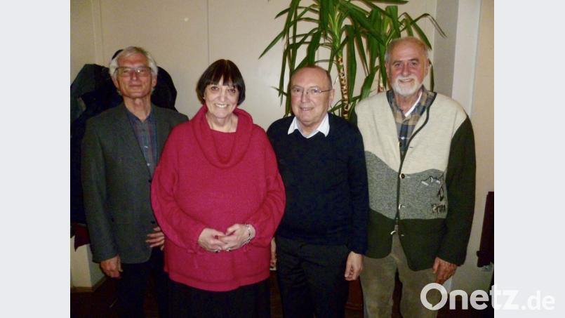 Für weitere zwei Jahren wiedergewählt wurde die amtierende Vorstandschaft der Tafel (von links): 1. Vorsitzender Bernhard Saurenbach, Stellvertreterin Irmgard Buschhausen, Schatzmeister Günter Preißl und Beisitzer James Burke. Auf dem Bild fehlt Schriftführerin Stefanie Schinabeck. Bild: usc