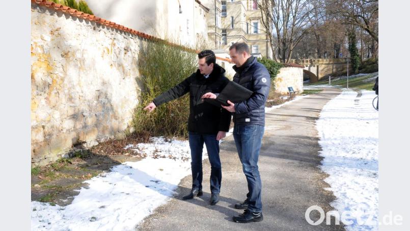 Der Mord an Gertrud Kalweit liegt inzwischen 39 Jahre zurück. Eine neue Sonderkommission der Kripo, die Soko Stadtgraben, will das Verbrechen jetzt aufklären. Die beiden Pressesprecher des Polizeipräsidiums (von links) Florian Beck und Albert Brück besichtigen den damaligen Tatort. Es herrschen in etwa ähnliche äußere Bedingungen. Bild: Huber