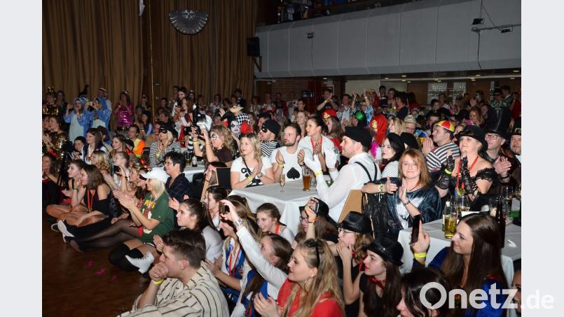In einen Hexenkessel und ein Tollhaus zugleich verwandelt das glänzend aufgelegte und vollauf begeisterte Publikum die Stadthalle beim Lumpenball. Bild: fjo