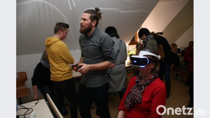 Johannes Betz leitete eine von mehreren Spielstationen, an denen beim „Safer Internet Day“, der mit dem „Stadtgespräch“ verbunden war, im Jugendmedienzentrum T1 gespielt werden konnte. Bild: wro