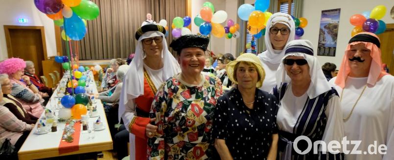 Das Betreuungsteam des Katholischen Seniorenkreises hat das Faschingstreiben im Pfarrsaal St. Josef zu einem schönen Faschingserleben werden lassen. Von links: Leiterin Marlene Noetzel, Brigitte Beer, Vroni Bauer, Karin Rast, Anita Gailitzdörfer und Christine Riebl. Bild: le
