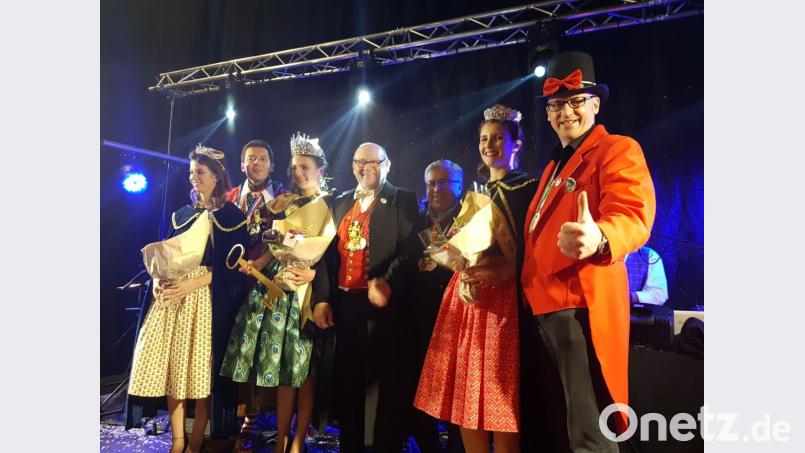 Präsident Patrick Keller, die Bürgermeister Goester und Lindner fühlen sich wie Könige bei den Faschingsprinzessinnen. Bild: mma