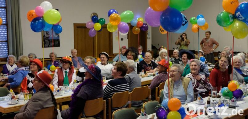 Was für eine tolle Stimmung beim "Flosser Seniorenfasching" des Katholischen Seniorenkreises im mit bunten Luftballons und Girlanden prächtig dekorierten Pfarrsaal. Bild: le