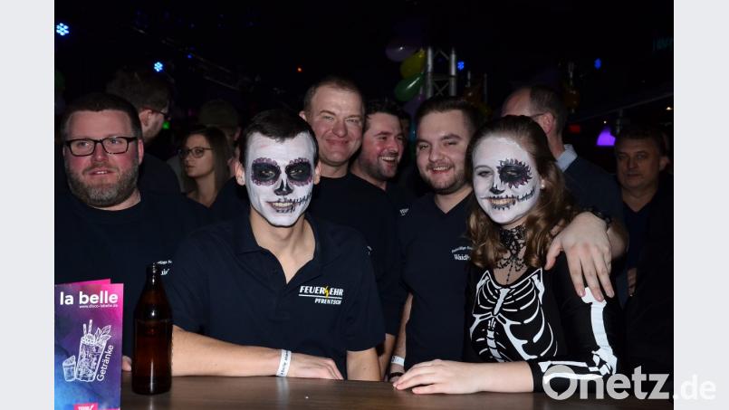Maskierte sind im freudigen Getümmel in der Unterzahl, aber nicht nur für Organisator und Jugendwart Dominik Zintl (Zweiter von rechts) ein Hingucker. Bild: fjo