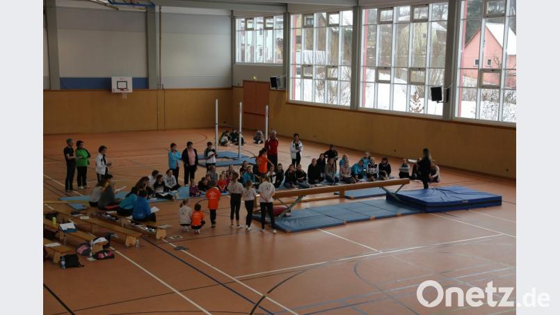 Mit dem Gau-Kinderturnfest steht am 5. Mai ein sportlicher Großereignis auf dem Programm. Die Trainer und Kampfrichter haben sich darauf eingehend vorbereitet. Bei einem Vorbereitungslehrgang in der Schulsporthalle durften die Erbendorfer Turnerkinder dabei die verschiedenen Übungen vorführen. Bild: rw