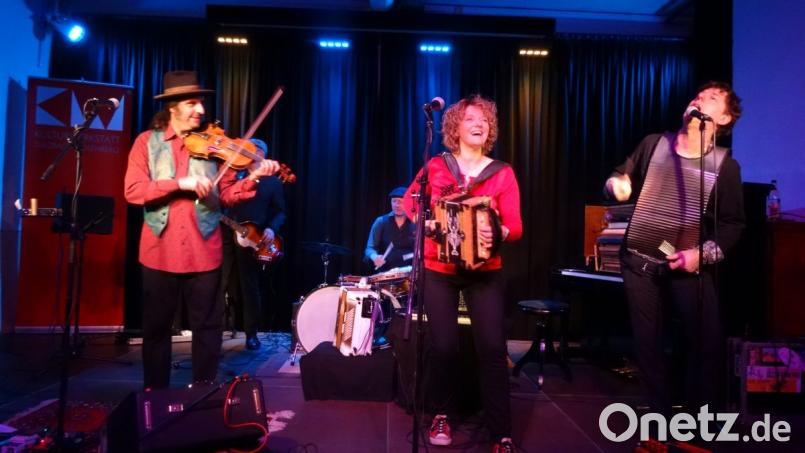 Fiedel, Akkordeon und das Waschbrett sind die charakteristischen Instrumente, mit denen Zydeco-Annie und ihre Swamp Cats Musik aus dem Süden der USA machen. Bild: hka