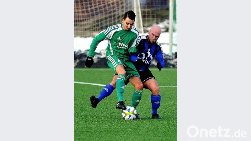 Der Mitterteicher Kevin Krassa (grünes Trikot) und SpVgg-SV-Akteur Thomas Wildenauer im Zweikampf. Die Weidener gewannen den Test gegen Mitterteich in Eger mit 3:0. Bild: exb