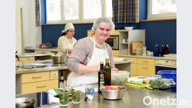 Einen leckeren „Salat to go“ bereiten die Wettbewerbsteilnehmerinnen im Bereich Hauswirtschaft zu. Punkte gibt es für Geschmack und stilvolles Anrichten gleichermaßen. Bild: bgm